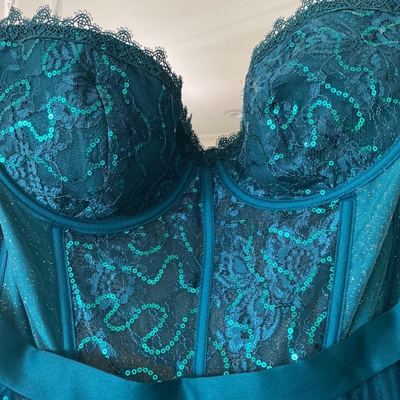 Elegant Green Strapless Gown - Picture 5 of 5